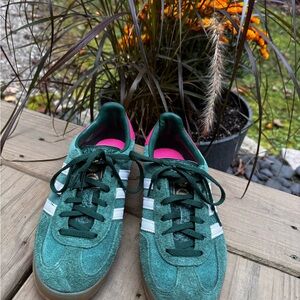 GAZELLE INDOOR SHOES WITH ALL THE ICONIC DETAILS.